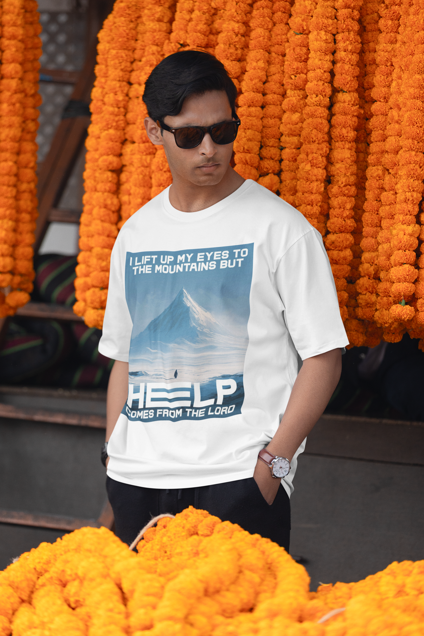 Help comes from the Lord - Oversized T-Shirt